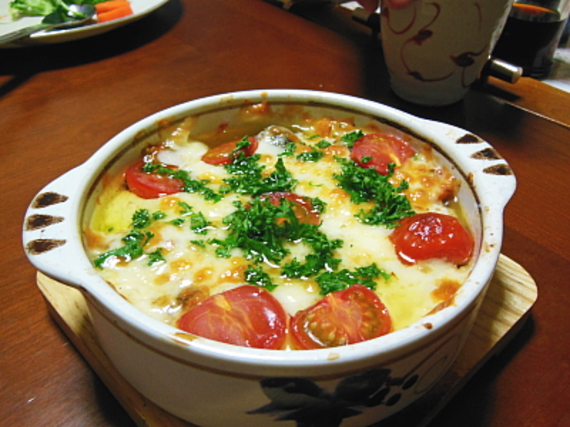 プチトマト・オイルサーディン・パセリ・ニンニク・ひね生姜・玉ねぎのチーズグラタン／小料理 味ちよ